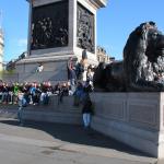 London - Schülerinnen und Schüler am Nelson Denkmal