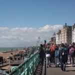 Brighton - Schülerinnen und Schüler an der Strandpromenade