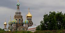 Quelle: https://upload.wikimedia.org/wikipedia/commons/thumb/4/43/St.Petersburg_Russia_Church_Park-2.jpg/1280px-St.Petersburg_Russia_Church_Park-2.jpg