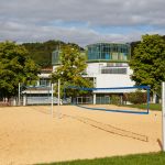 Außenbereich mit Volleyball-Feld